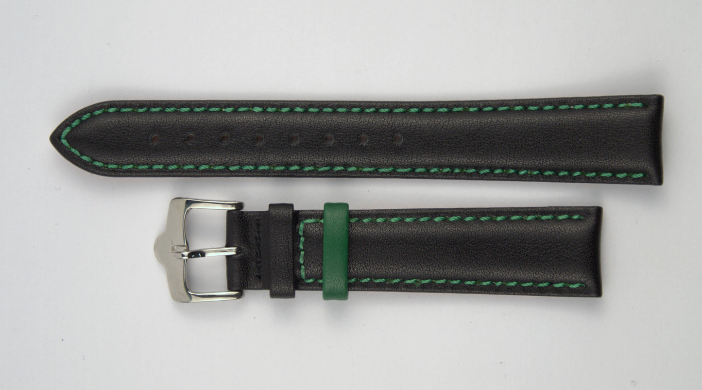 Lederuhrenarmband (Schwarz mit grüner Naht) flach aufgelegt mit weißem Hintergrund. Detaillierte Nahaufnahme.