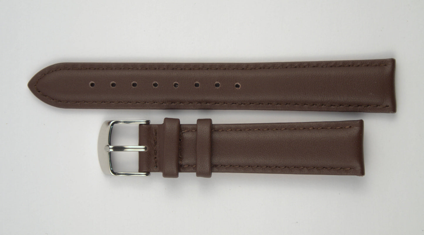 Lederuhrenarmband (Dunkelbraun) flach aufgelegt mit weißem Hintergrund. Detaillierte Nahaufnahme.