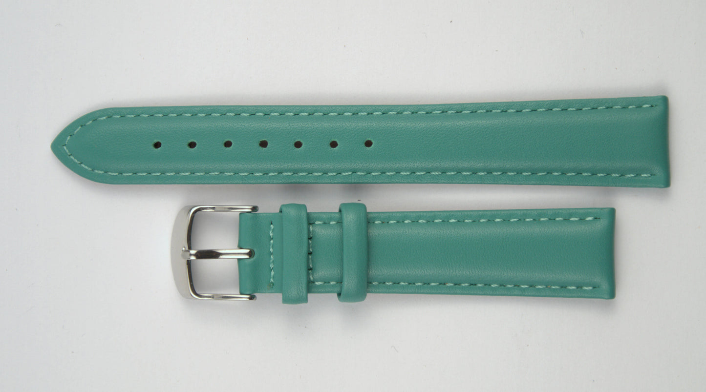 Lederuhrenarmband (Türkis) flach aufgelegt mit weißem Hintergrund. Detaillierte Nahaufnahme.