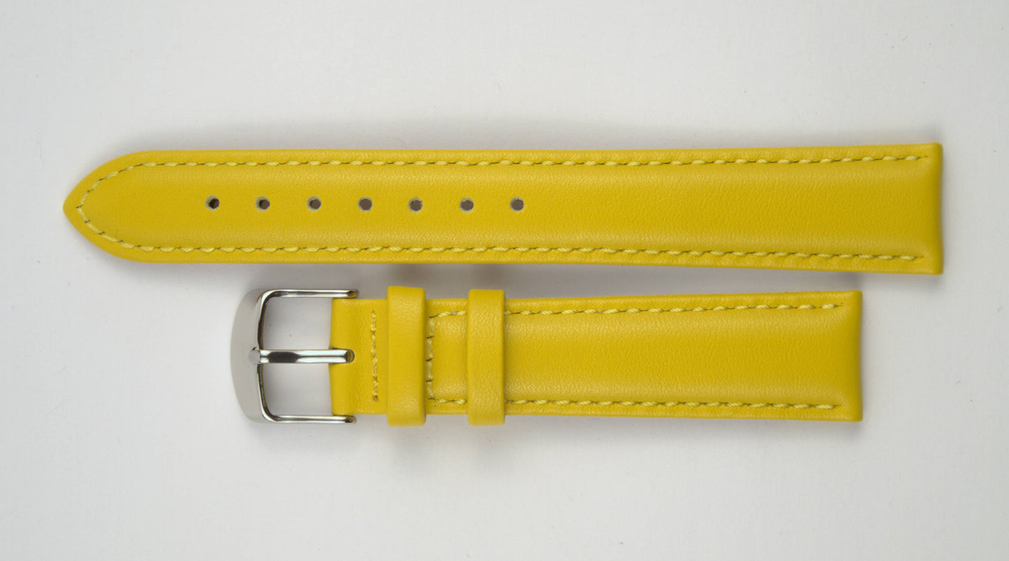 Lederuhrenarmband (Gelb) flach aufgelegt mit weißem Hintergrund. Detaillierte Nahaufnahme.