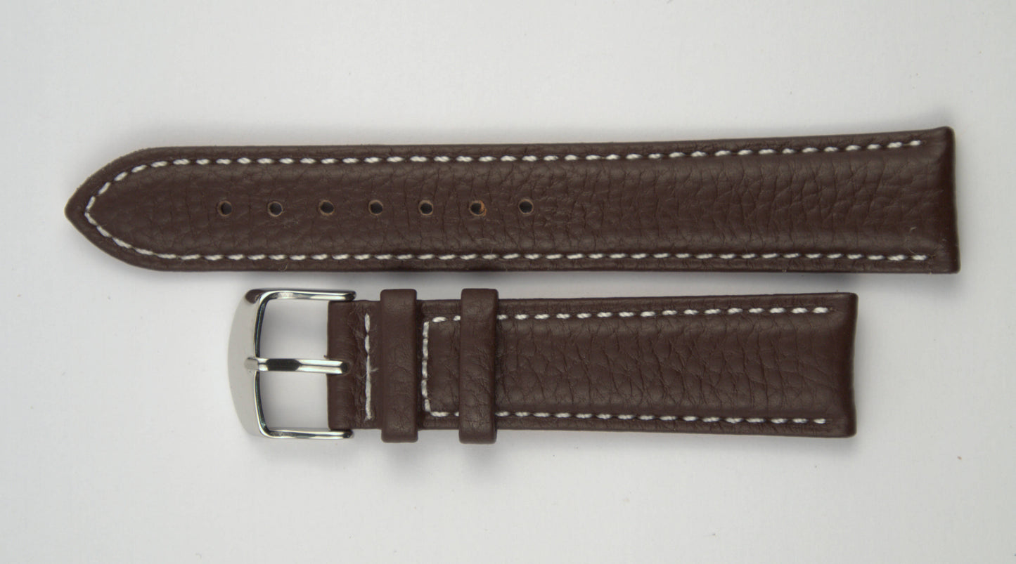 Lederuhrenarmband (Dunkelbraun mit weißer Naht) flach aufgelegt mit weißem Hintergrund. Detaillierte Nahaufnahme.