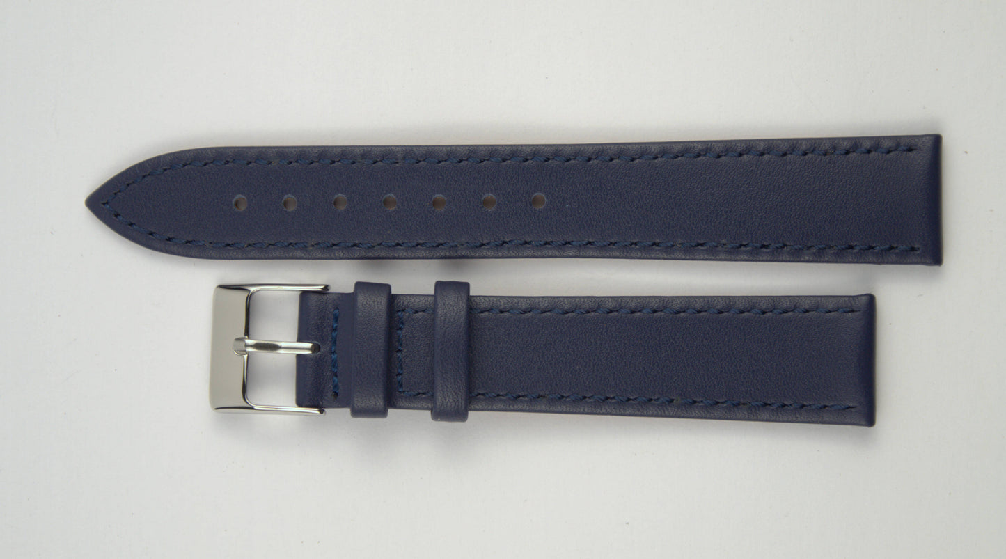 Lederuhrenarmband (Dunkelblau) flach aufgelegt mit weißem Hintergrund. Detaillierte Nahaufnahme.