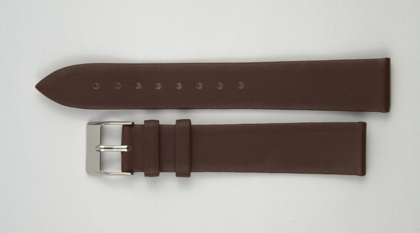 Lederuhrenarmband (Dunkelbraun) flach aufgelegt mit weißem Hintergrund. Detaillierte Nahaufnahme.