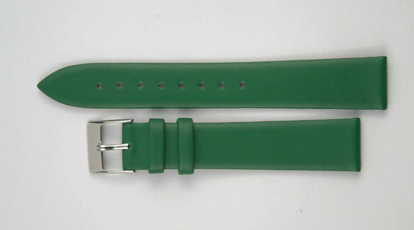 Lederuhrenarmband (Grün) flach aufgelegt mit weißem Hintergrund. Detaillierte Nahaufnahme.