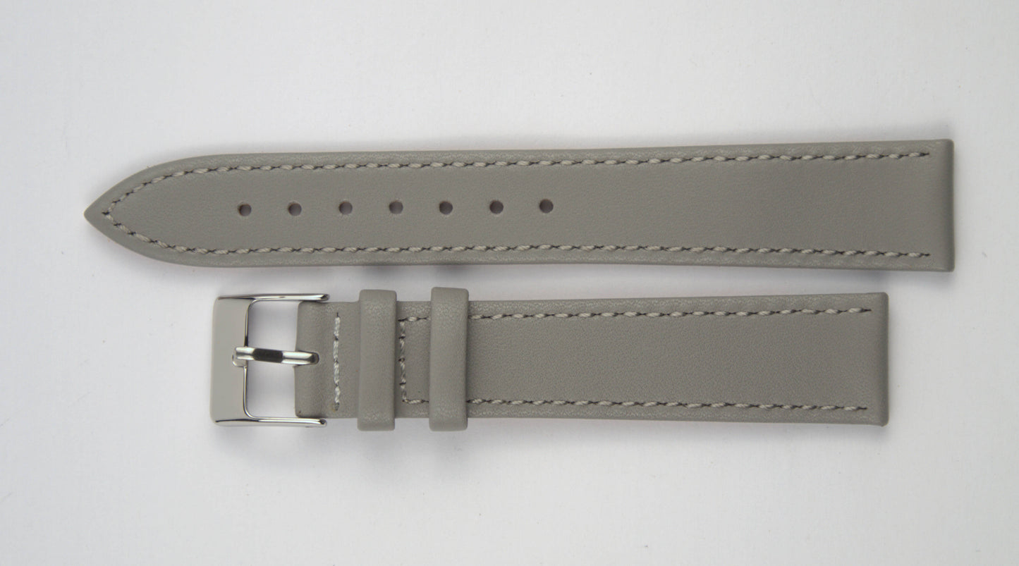 Lederuhrenarmband (Hellgrau) flach aufgelegt mit weißem Hintergrund. Detaillierte Nahaufnahme.