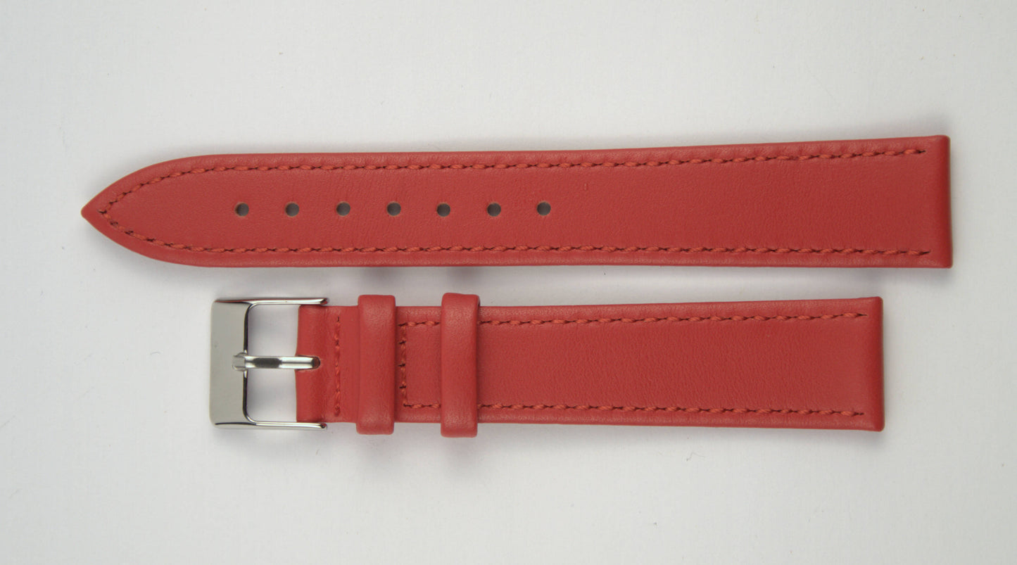 Lederuhrenarmband (Rot) flach aufgelegt mit weißem Hintergrund. Detaillierte Nahaufnahme.