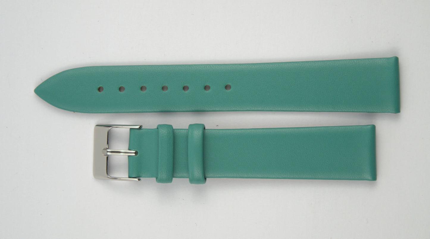 Lederuhrenarmband (Türkis) flach aufgelegt mit weißem Hintergrund. Detaillierte Nahaufnahme.