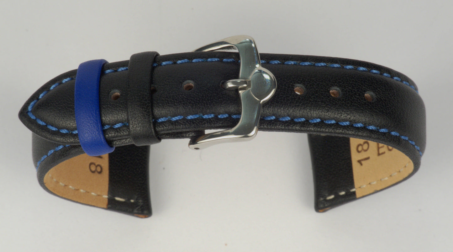Lederuhrenarmband (Schwarz mit blauer Naht) zu einem Bogen geformt mit weißem Hintergrund. Detaillierte Nahaufnahme.