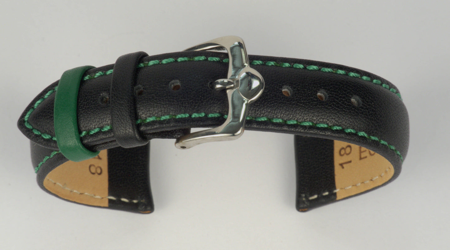 Lederuhrenarmband (Schwarz mit grüner Naht) zu einem Bogen geformt mit weißem Hintergrund. Detaillierte Nahaufnahme.