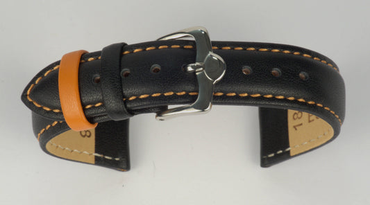 Lederuhrenarmband (Schwarz mit oranger Naht) zu einem Bogen geformt mit weißem Hintergrund. Detaillierte Nahaufnahme.