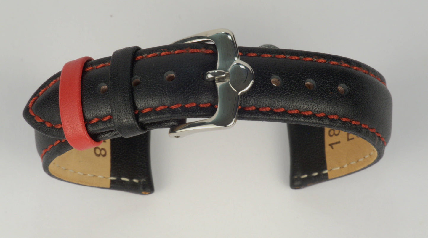 Lederuhrenarmband (Schwarz mit roter Naht) zu einem Bogen geformt mit weißem Hintergrund. Detaillierte Nahaufnahme.