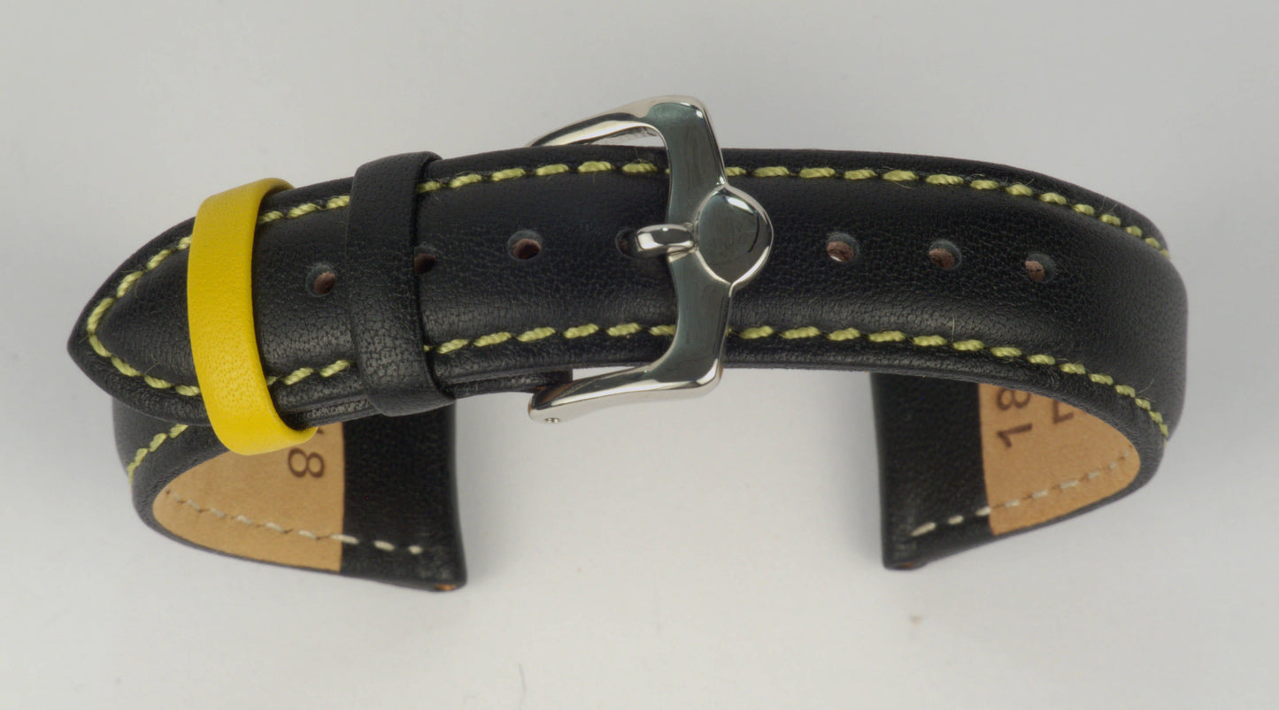 Lederuhrenarmband (Schwarz mit gelber Naht) zu einem Bogen geformt mit weißem Hintergrund. Detaillierte Nahaufnahme.