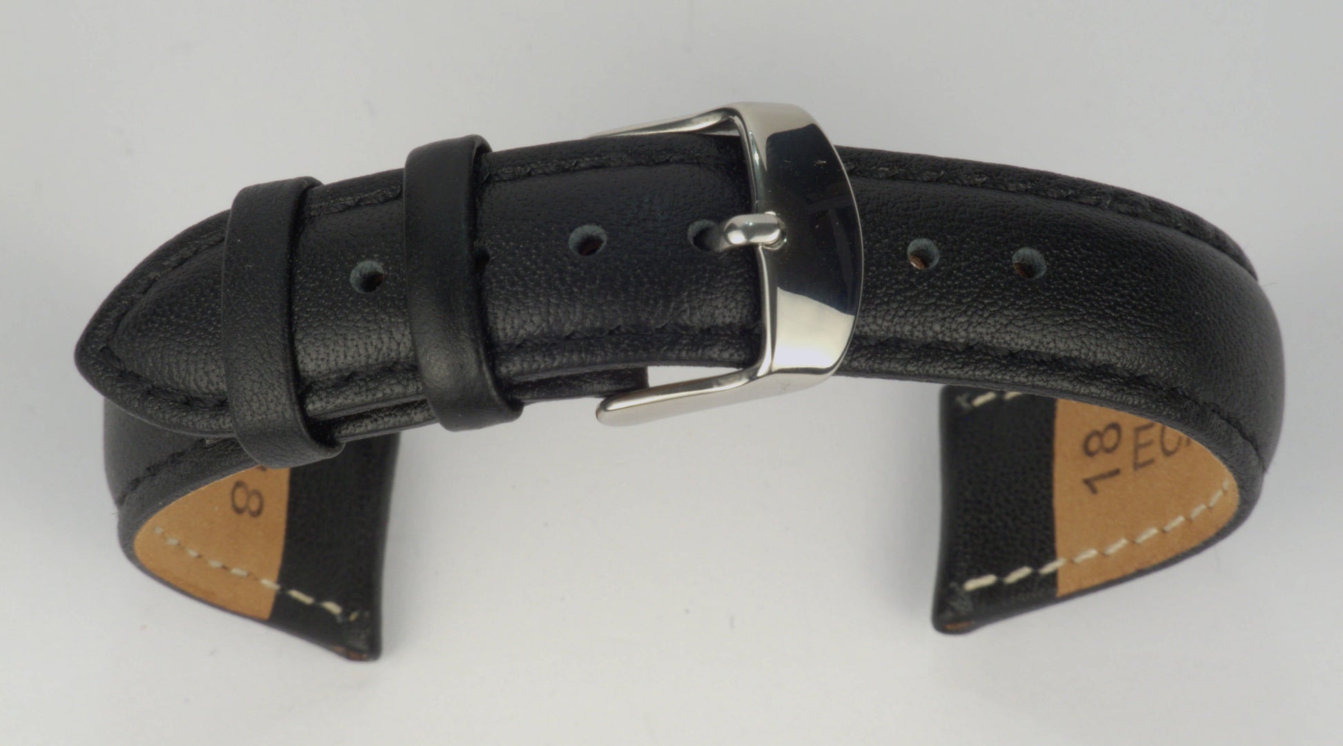 Lederuhrenarmband (Schwarz) zu einem Bogen geformt mit weißem Hintergrund. Detaillierte Nahaufnahme.