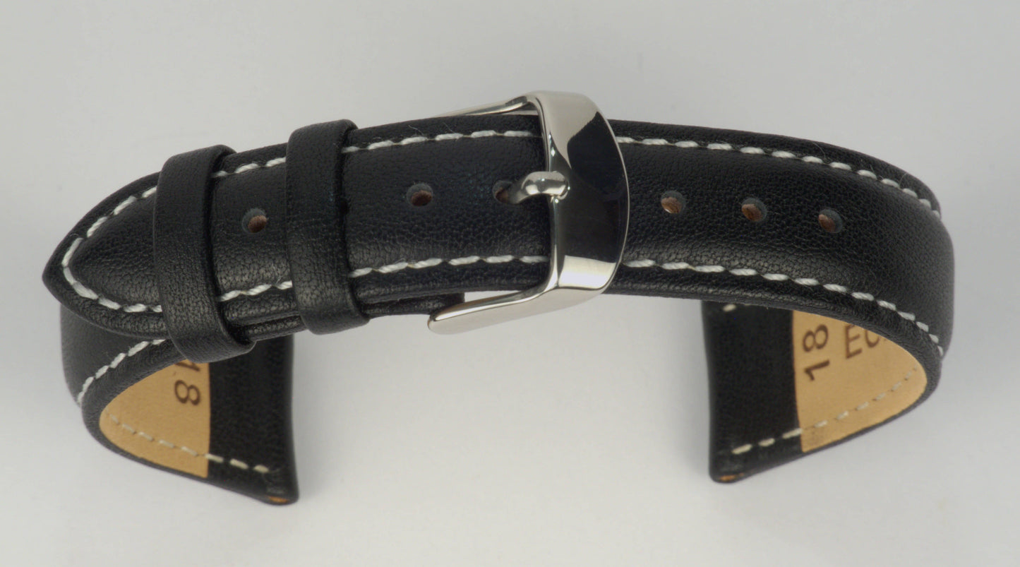 Lederuhrenarmband (Schwarz mit weißer Naht) zu einem Bogen geformt mit weißem Hintergrund. Detaillierte Nahaufnahme.