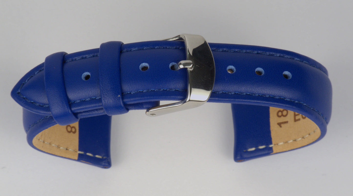 Lederuhrenarmband (Blau) zu einem Bogen geformt mit weißem Hintergrund. Detaillierte Nahaufnahme.