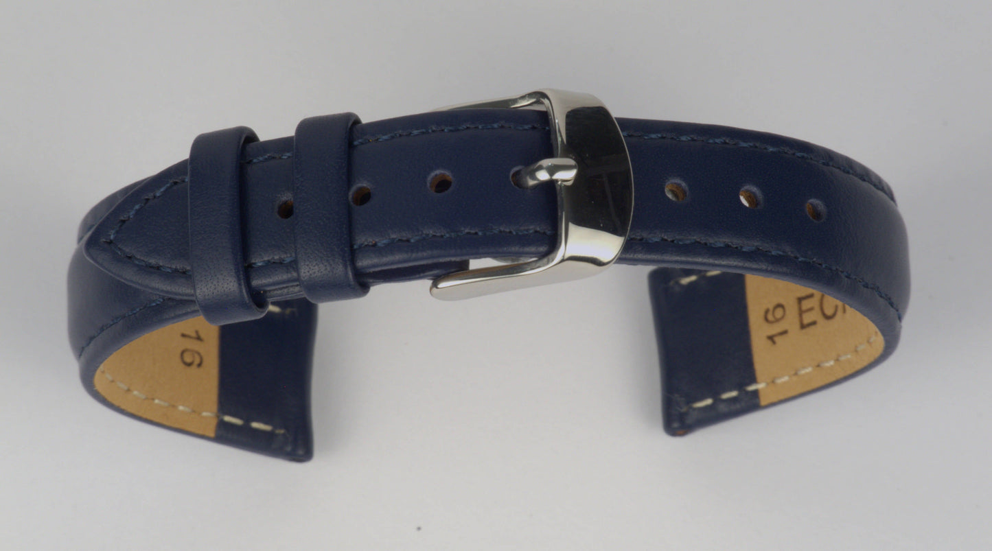 Lederuhrenarmband (Dunkelblau) zu einem Bogen geformt mit weißem Hintergrund. Detaillierte Nahaufnahme.