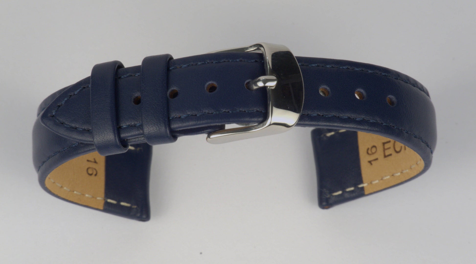 Lederuhrenarmband (Dunkelblau) zu einem Bogen geformt mit weißem Hintergrund. Detaillierte Nahaufnahme.