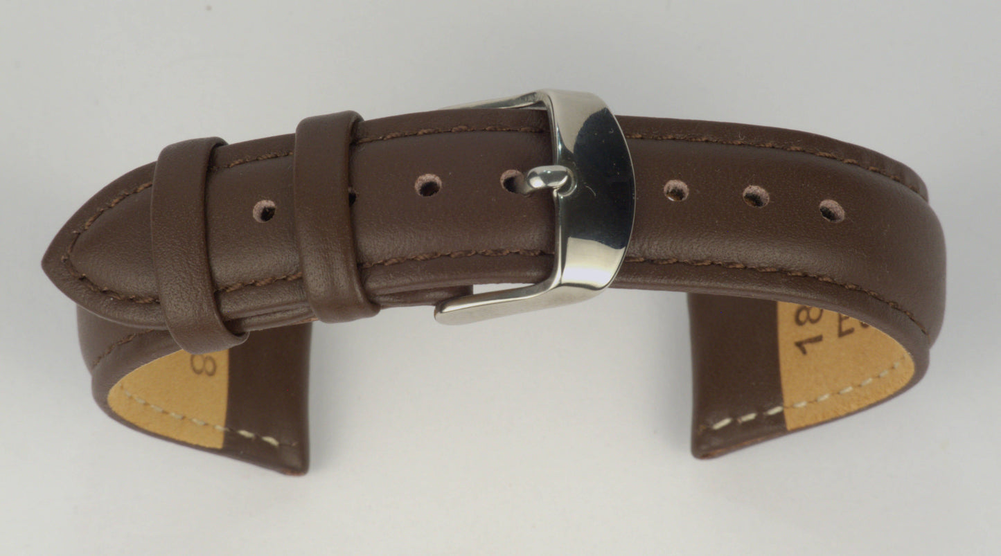 Lederuhrenarmband (Dunkelbraun) zu einem Bogen geformt mit weißem Hintergrund. Detaillierte Nahaufnahme.