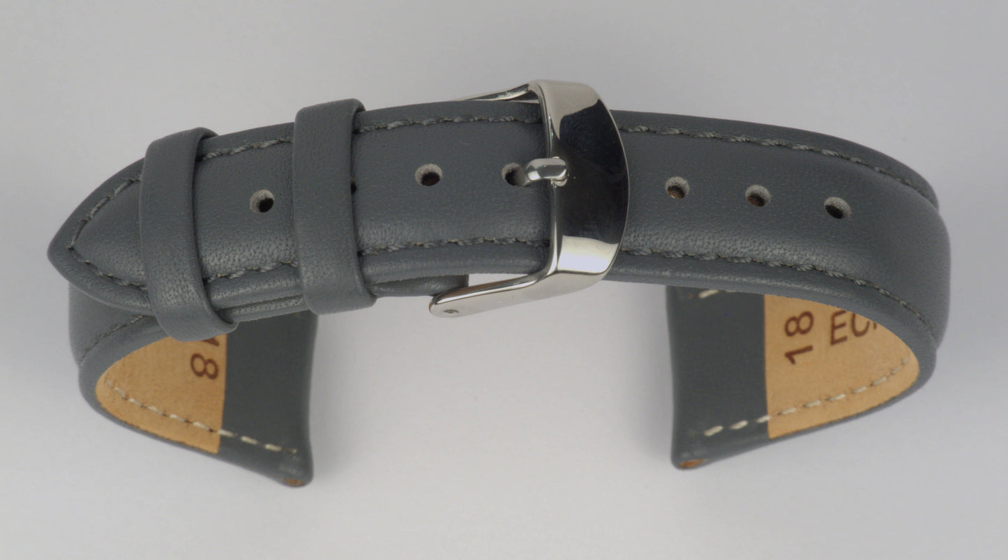 Lederuhrenarmband (Dunkelgrau) zu einem Bogen geformt mit weißem Hintergrund. Detaillierte Nahaufnahme.