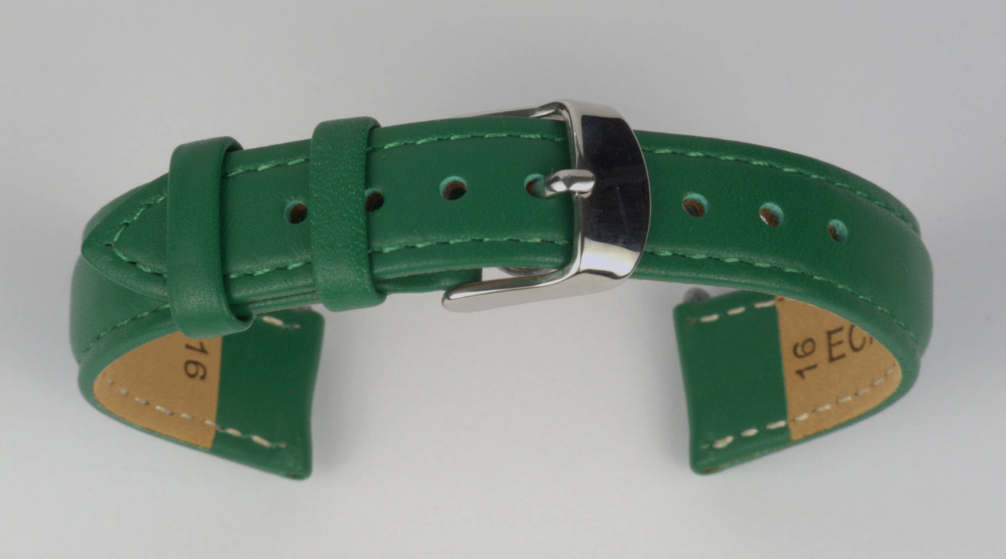 Lederuhrenarmband (Grün) zu einem Bogen geformt mit weißem Hintergrund. Detaillierte Nahaufnahme.