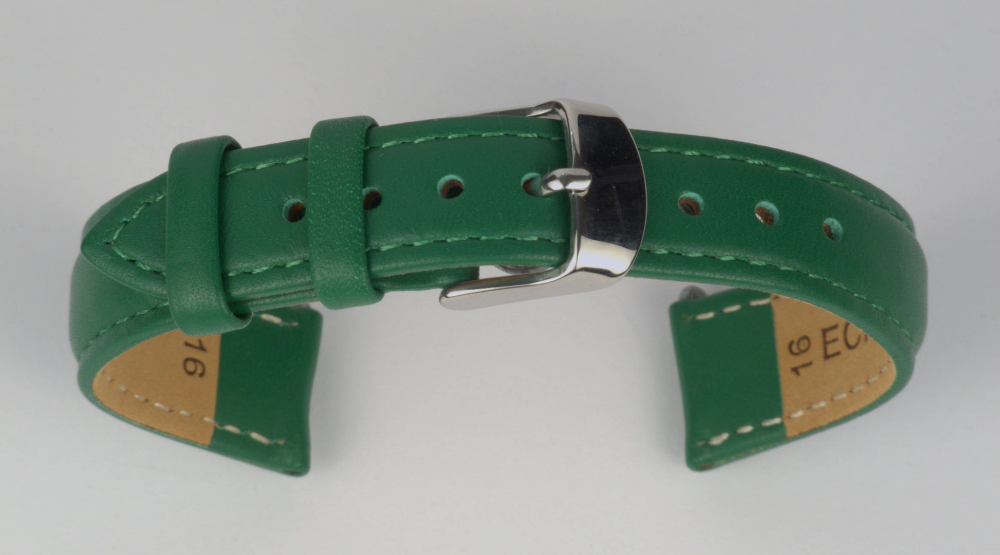 Lederuhrenarmband (Grün) zu einem Bogen geformt mit weißem Hintergrund. Detaillierte Nahaufnahme.