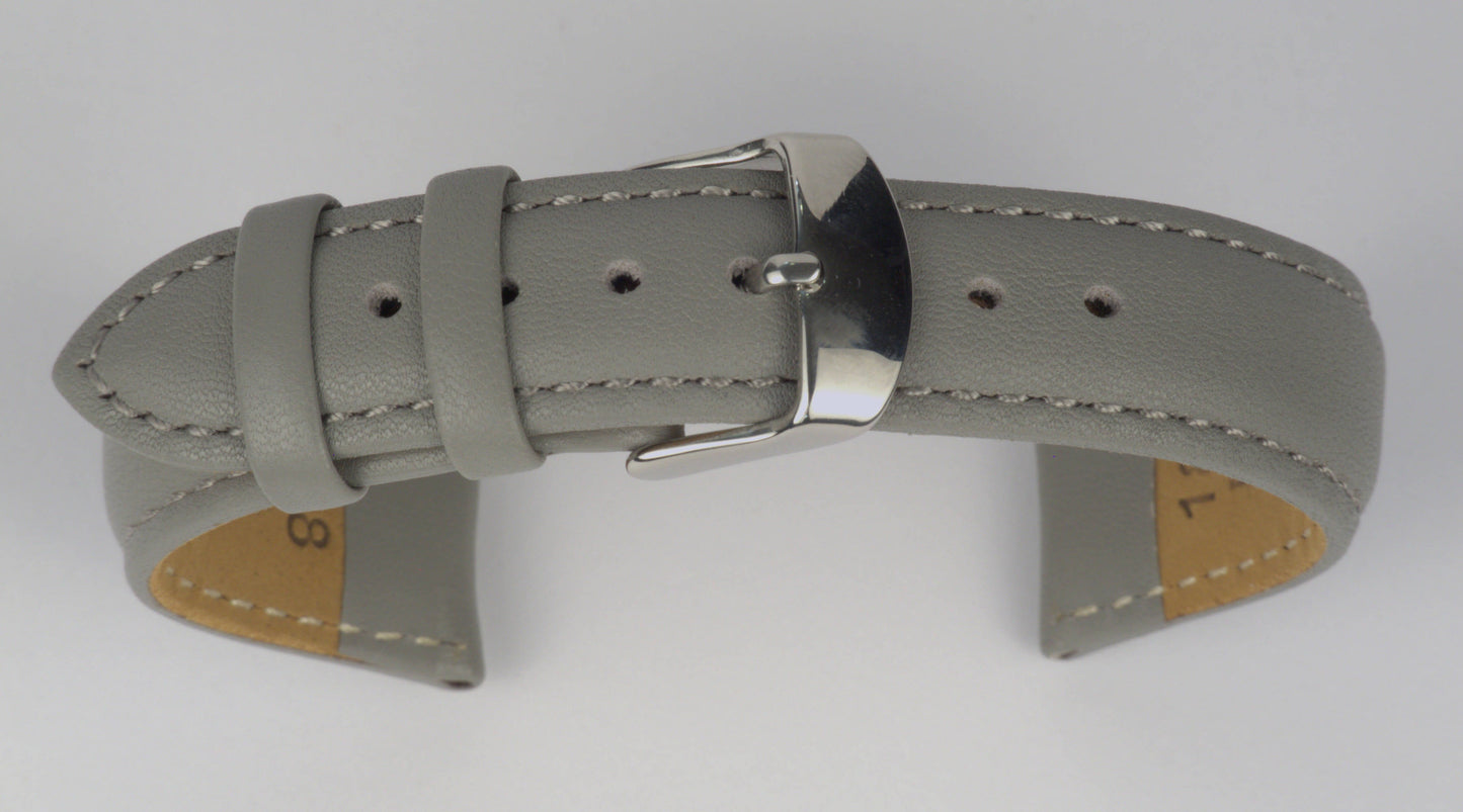 Lederuhrenarmband (Hellgrau) zu einem Bogen geformt mit weißem Hintergrund. Detaillierte Nahaufnahme.