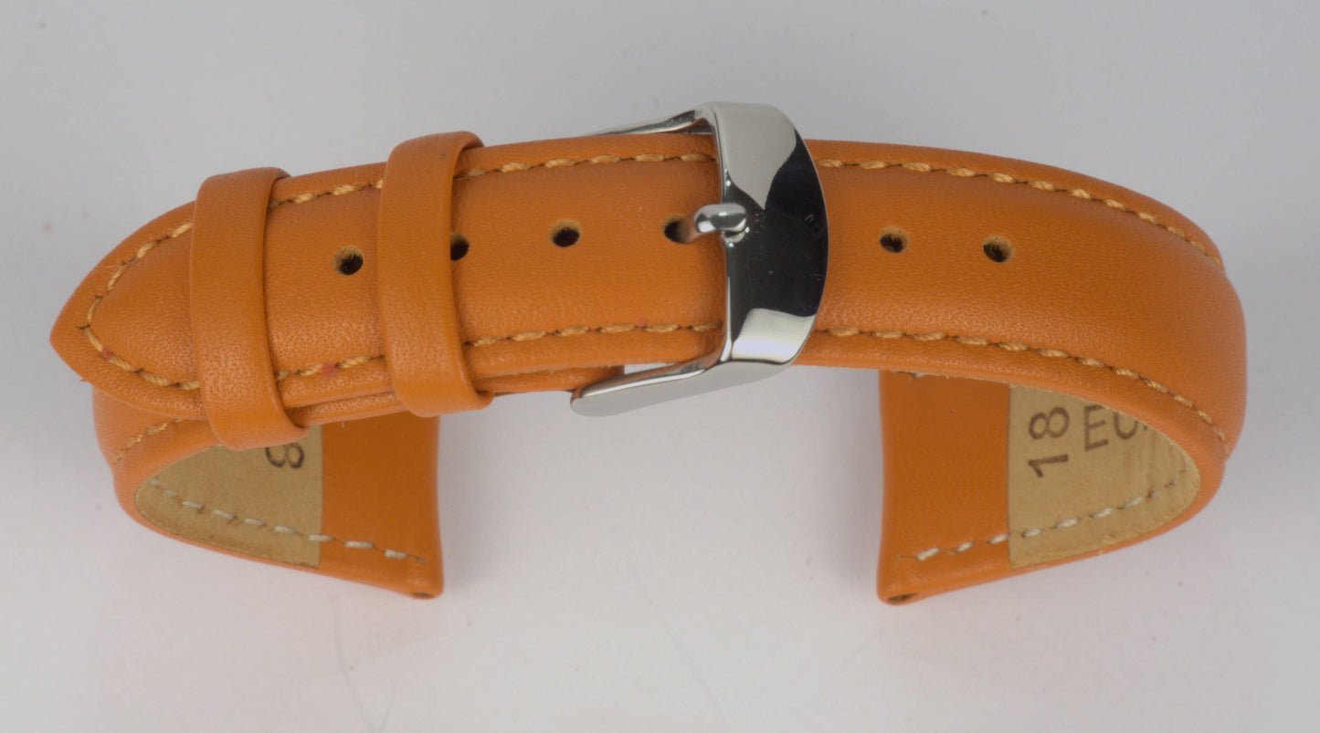 Lederuhrenarmband (Orange) zu einem Bogen geformt mit weißem Hintergrund. Detaillierte Nahaufnahme.