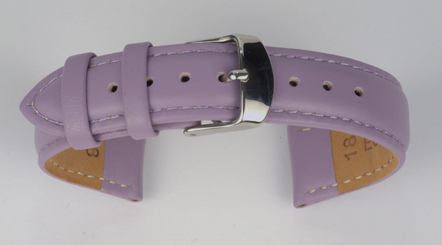 Lederuhrenarmband (Lila) zu einem Bogen geformt mit weißem Hintergrund. Detaillierte Nahaufnahme.