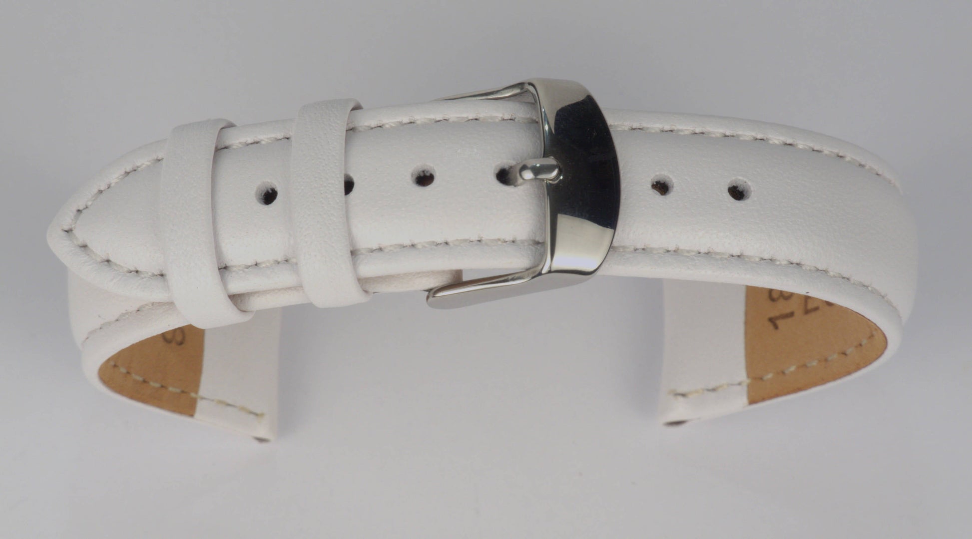 Lederuhrenarmband (Weiß) zu einem Bogen geformt mit weißem Hintergrund. Detaillierte Nahaufnahme.