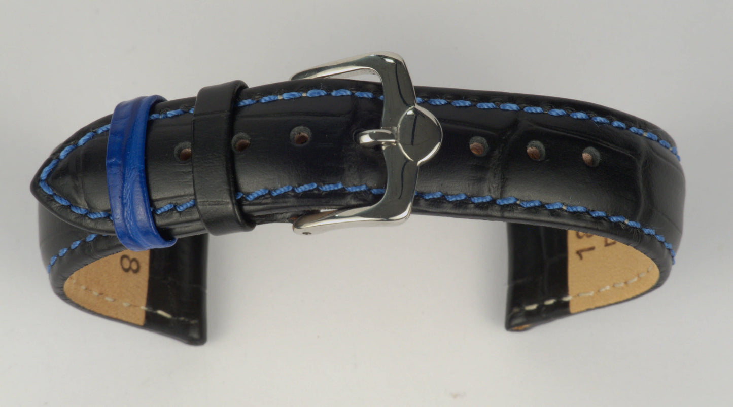 Lederuhrenarmband (Schwarz mit blauer Naht) zu einem Bogen geformt mit weißem Hintergrund. Detaillierte Nahaufnahme.