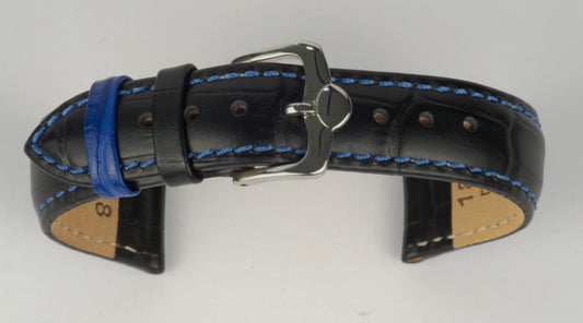Lederuhrenarmband (Schwarz mit blauer Naht) zu einem Bogen geformt mit weißem Hintergrund. Detaillierte Nahaufnahme.