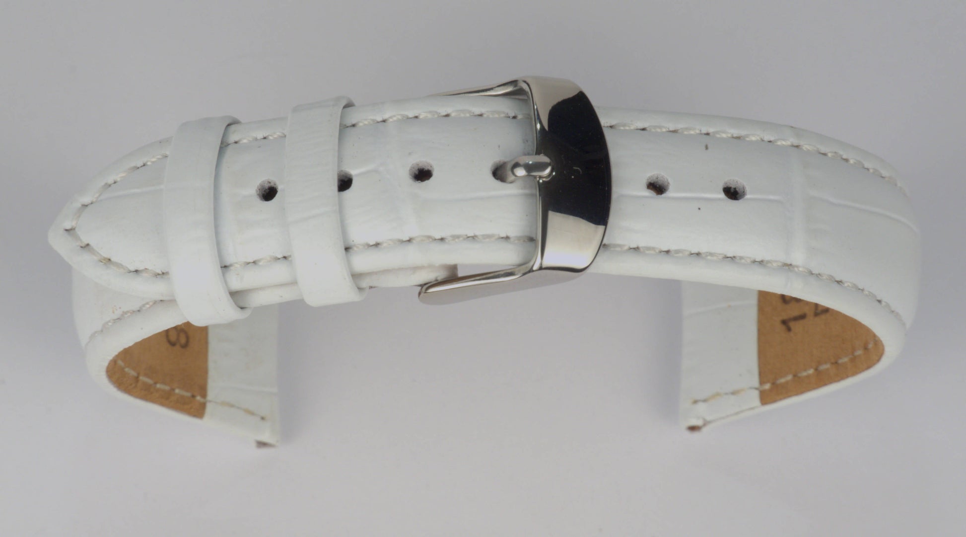 Lederuhrenarmband (Weiß) zu einem Bogen geformt mit weißem Hintergrund. Detaillierte Nahaufnahme.