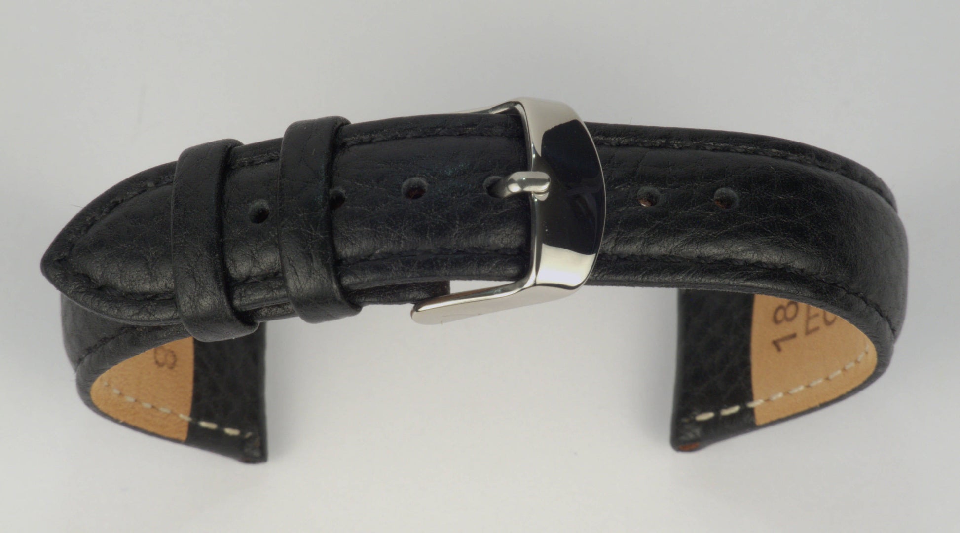 Lederuhrenarmband (Schwarz) zu einem Bogen geformt mit weißem Hintergrund. Detaillierte Nahaufnahme.