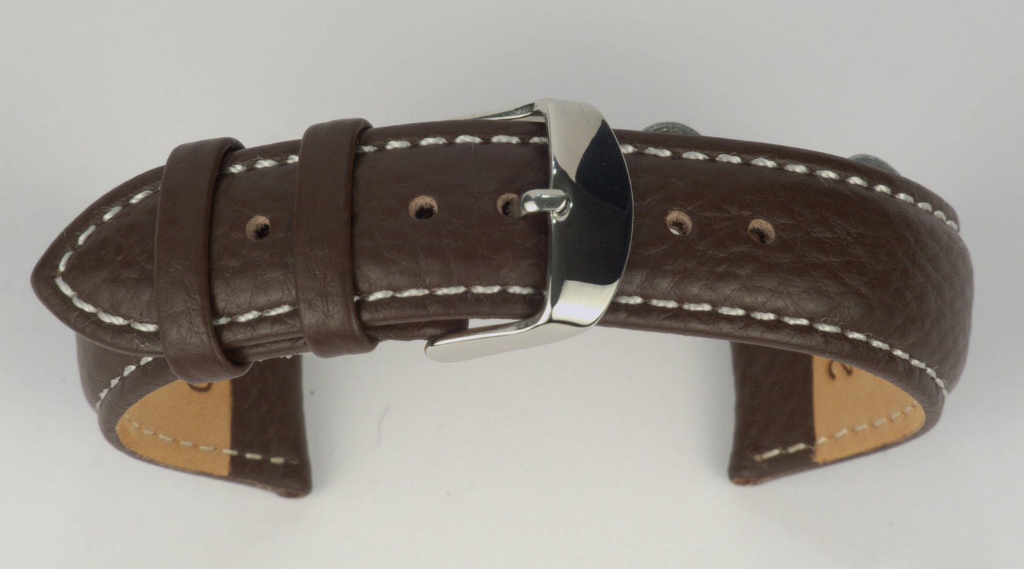 Lederuhrenarmband (Dunkelbraun mit weißer Naht) zu einem Bogen geformt mit weißem Hintergrund. Detaillierte Nahaufnahme.