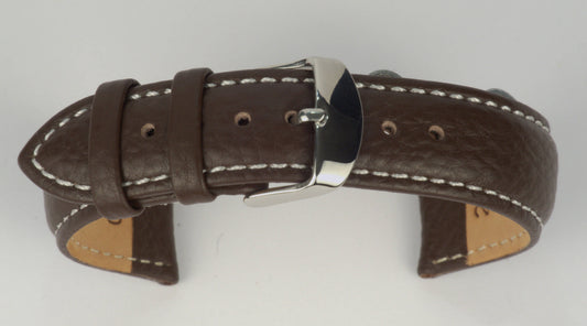 Lederuhrenarmband (Dunkelbraun mit weißer Naht) zu einem Bogen geformt mit weißem Hintergrund. Detaillierte Nahaufnahme.