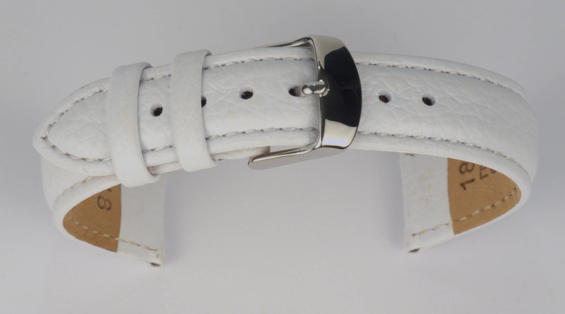 Lederuhrenarmband (Weiß) zu einem Bogen geformt mit weißem Hintergrund. Detaillierte Nahaufnahme.