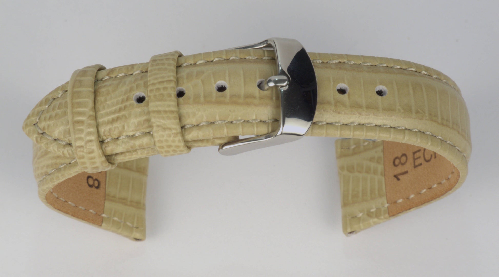 Lederuhrenarmband (Beige) zu einem Bogen geformt mit weißem Hintergrund. Detaillierte Nahaufnahme.