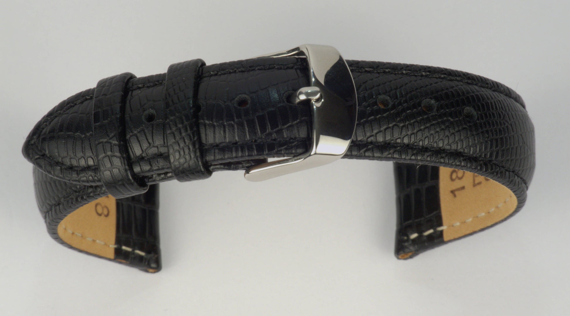 Lederuhrenarmband (Schwarz) zu einem Bogen geformt mit weißem Hintergrund. Detaillierte Nahaufnahme.