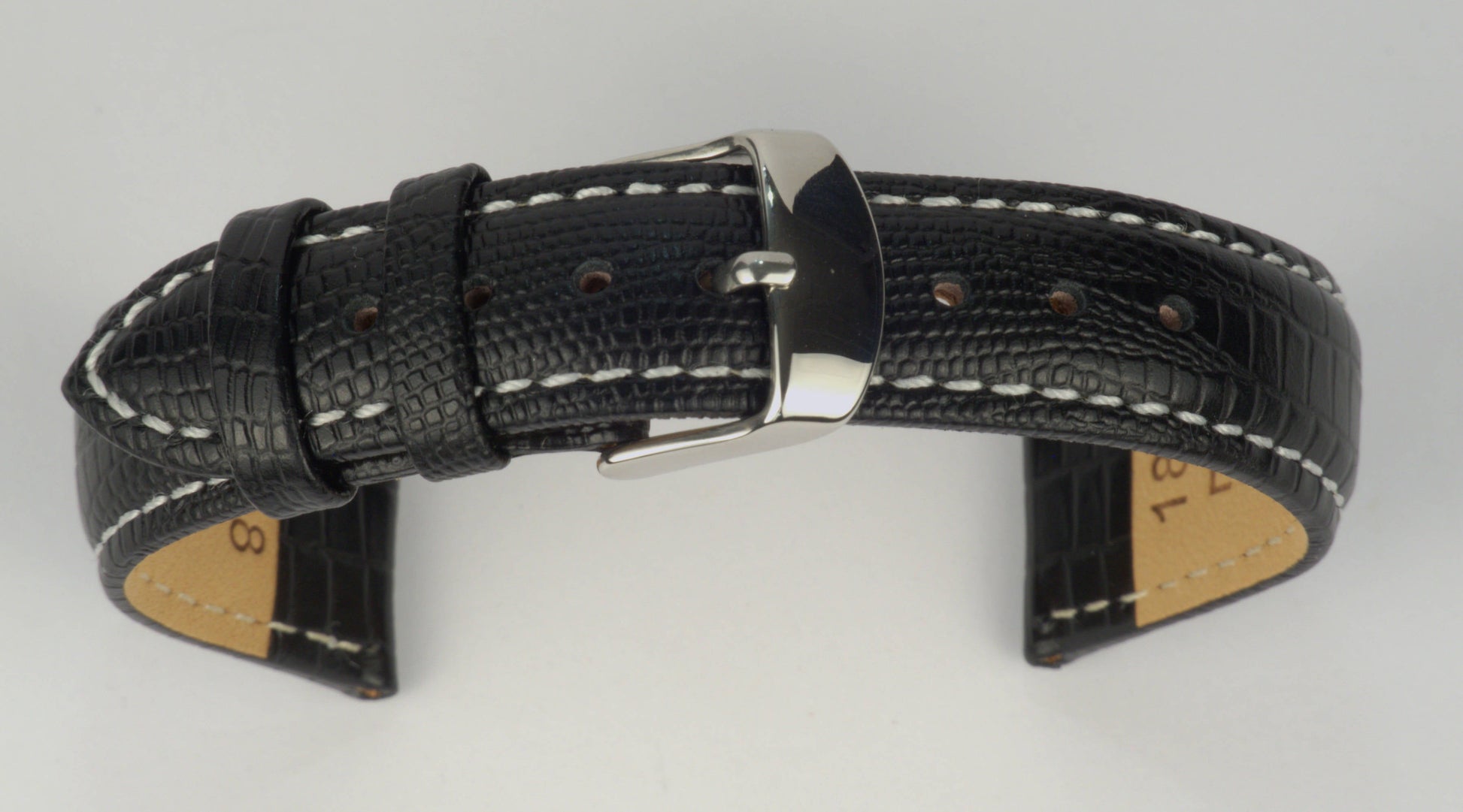 Lederuhrenarmband (Schwarz mit weißer Naht) zu einem Bogen geformt mit weißem Hintergrund. Detaillierte Nahaufnahme.