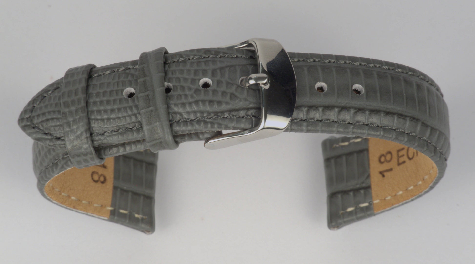 Lederuhrenarmband (Dunkelgrau) zu einem Bogen geformt mit weißem Hintergrund. Detaillierte Nahaufnahme.