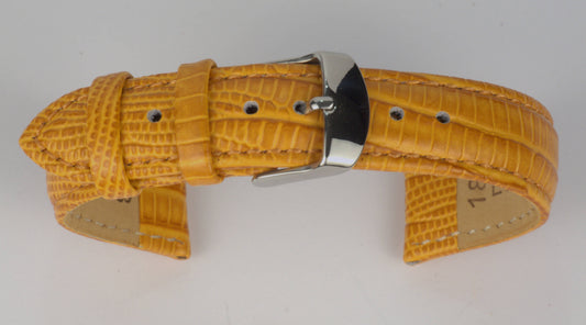 Lederuhrenarmband (Orange) zu einem Bogen geformt mit weißem Hintergrund. Detaillierte Nahaufnahme.