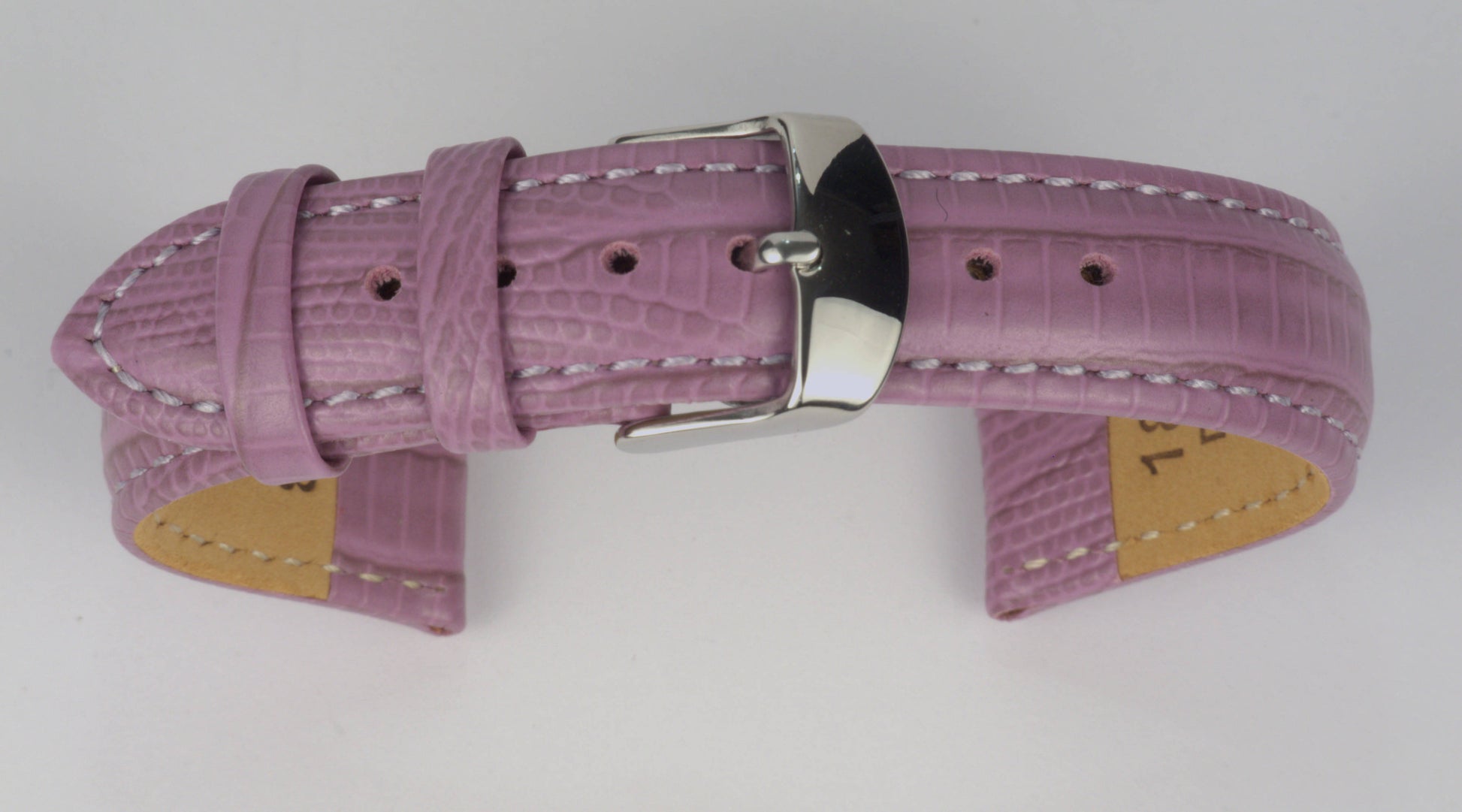 Lederuhrenarmband (Lila) zu einem Bogen geformt mit weißem Hintergrund. Detaillierte Nahaufnahme.