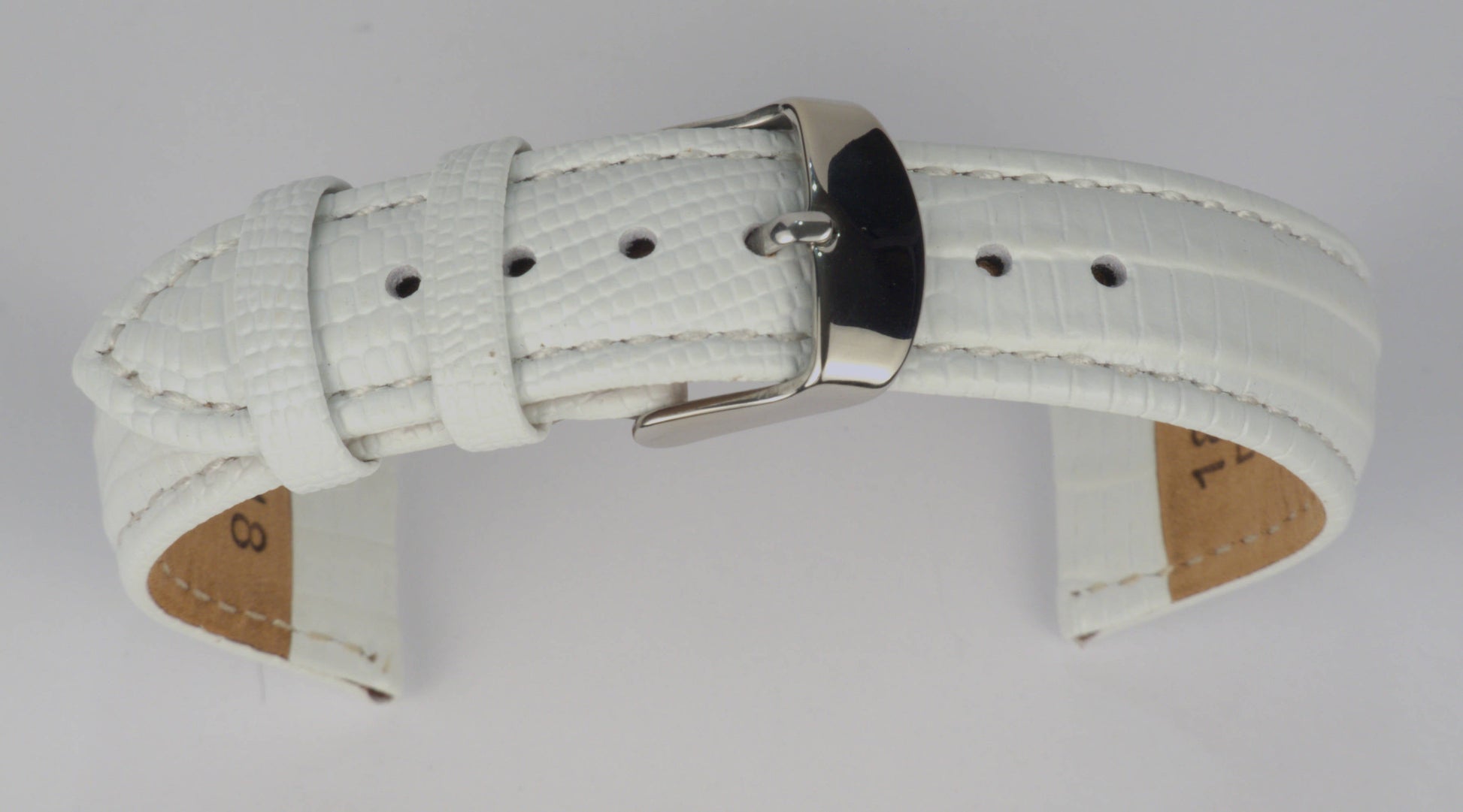 Lederuhrenarmband (Weiß) zu einem Bogen geformt mit weißem Hintergrund. Detaillierte Nahaufnahme.