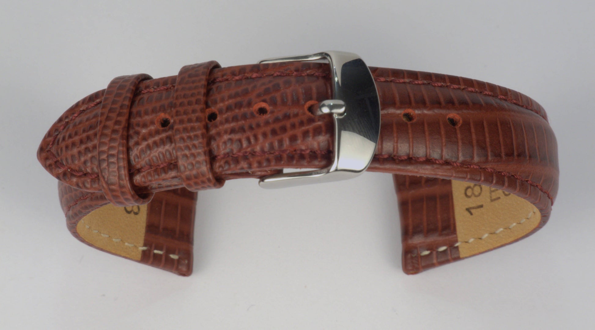 Lederuhrenarmband (Weinrot) zu einem Bogen geformt mit weißem Hintergrund. Detaillierte Nahaufnahme.