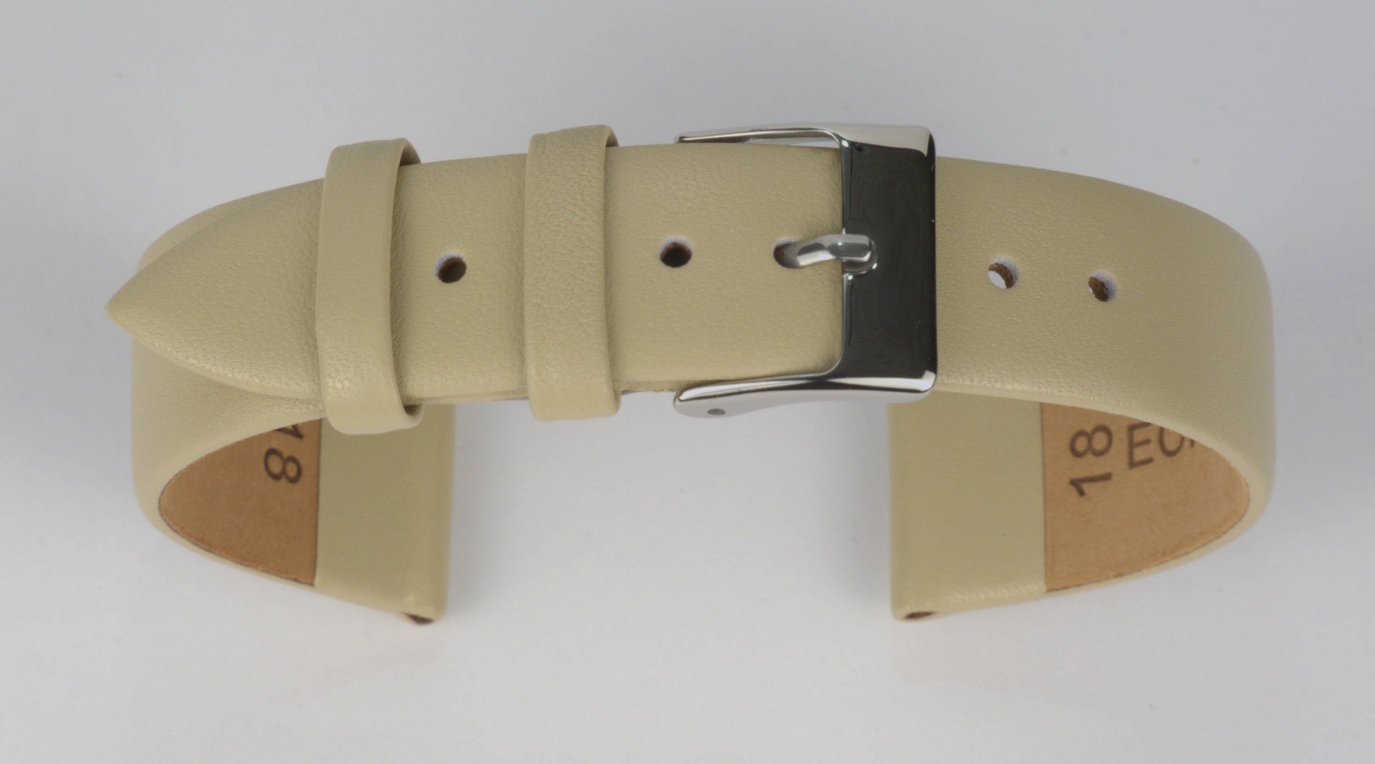 Lederuhrenarmband (Beige) zu einem Bogen geformt mit weißem Hintergrund. Detaillierte Nahaufnahme.