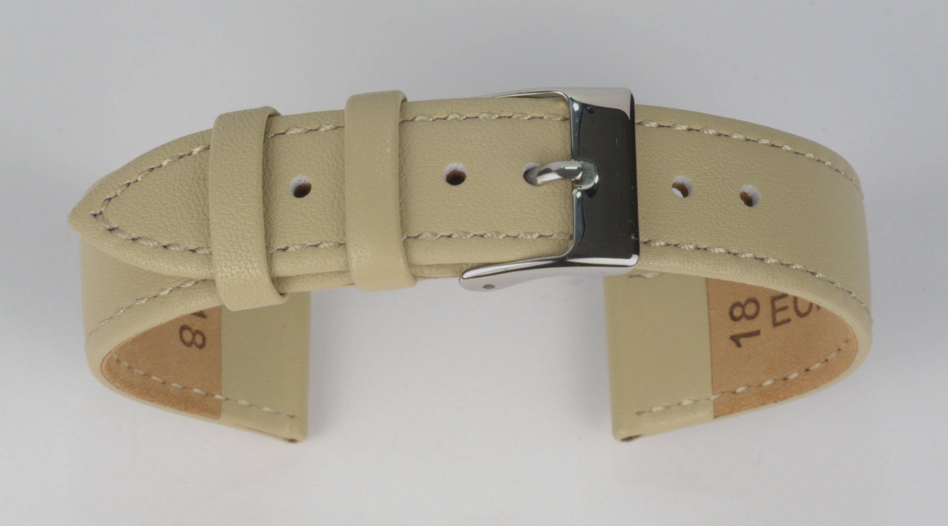 Lederuhrenarmband (Beige) zu einem Bogen geformt mit weißem Hintergrund. Detaillierte Nahaufnahme.