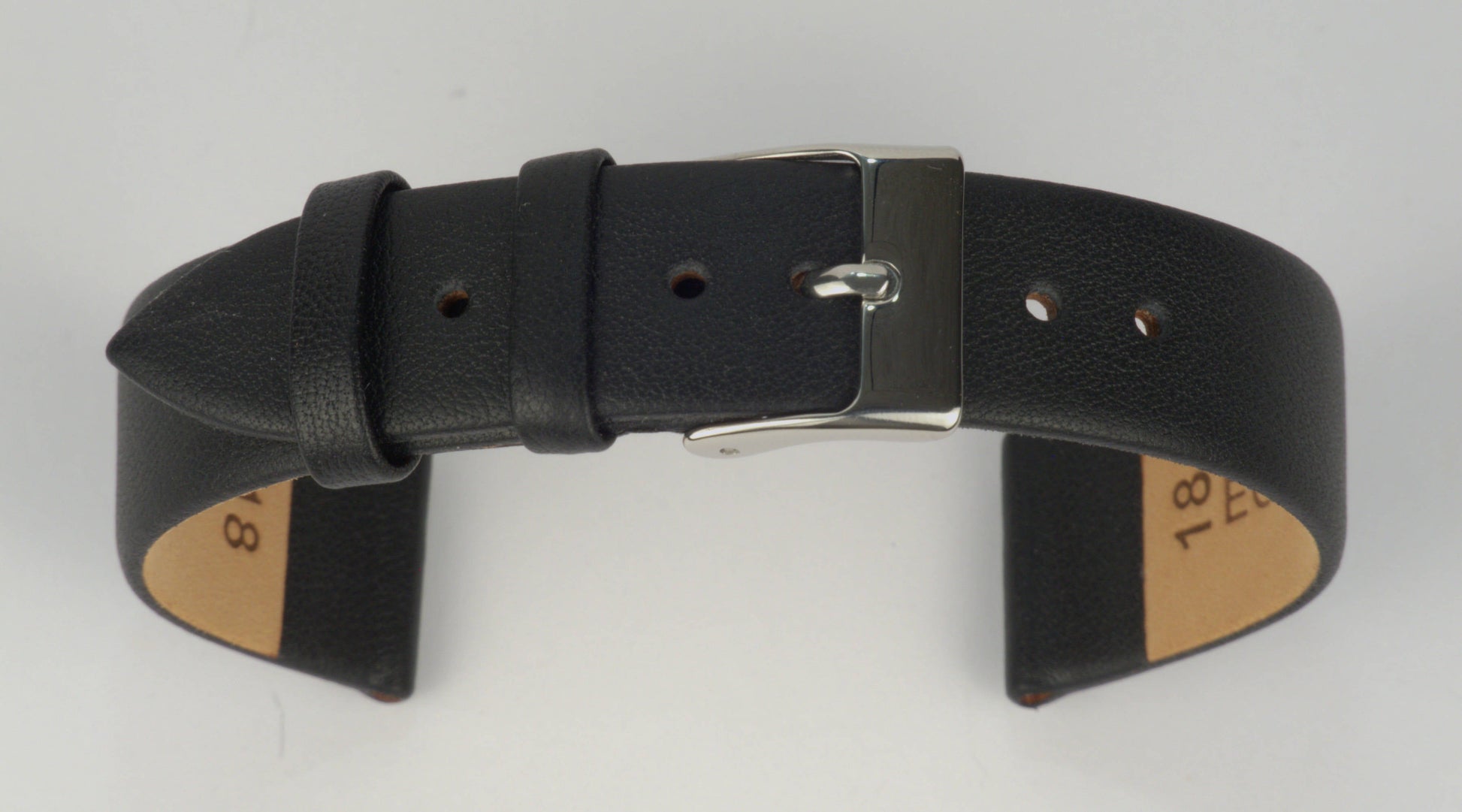 Lederuhrenarmband (Schwarz) zu einem Bogen geformt mit weißem Hintergrund. Detaillierte Nahaufnahme.