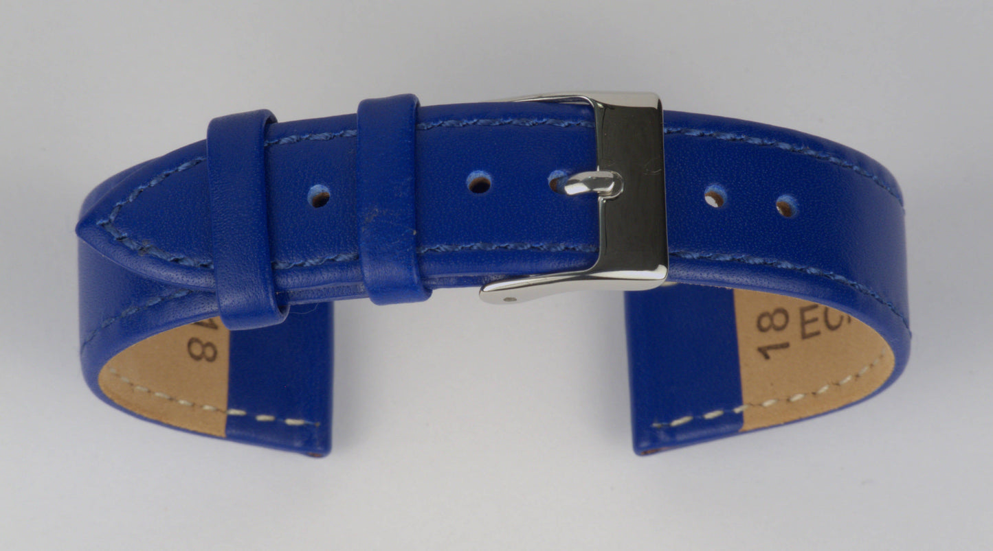 Lederuhrenarmband (Blau) zu einem Bogen geformt mit weißem Hintergrund. Detaillierte Nahaufnahme.