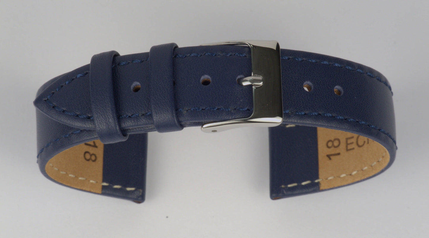 Lederuhrenarmband (Dunkelblau) zu einem Bogen geformt mit weißem Hintergrund. Detaillierte Nahaufnahme.