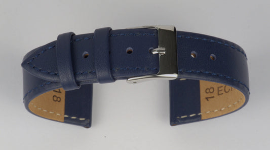 Lederuhrenarmband (Dunkelblau) zu einem Bogen geformt mit weißem Hintergrund. Detaillierte Nahaufnahme.